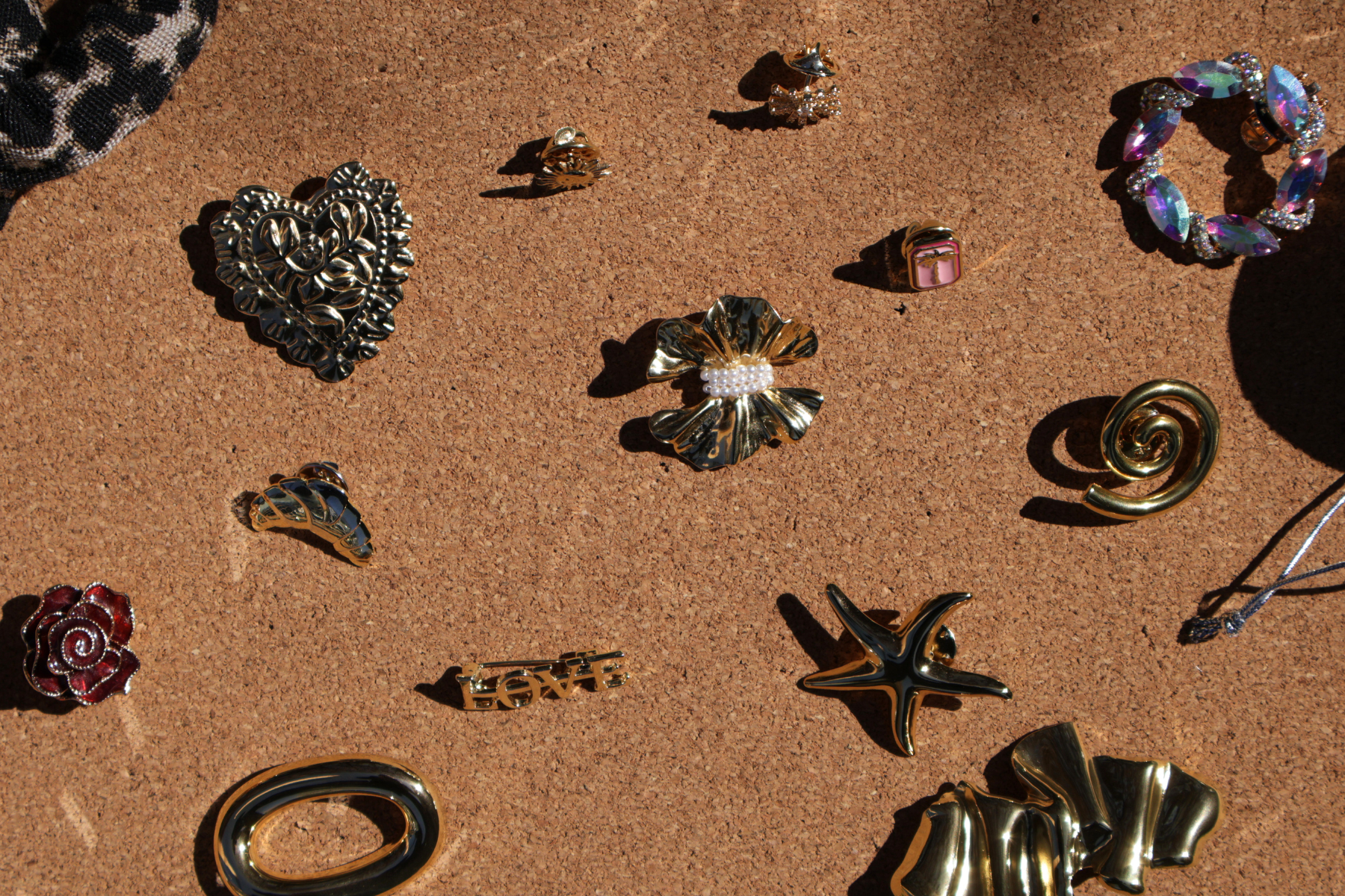 The perfect gift for every occasion: Mix & Match with brooches, pins, and button covers!