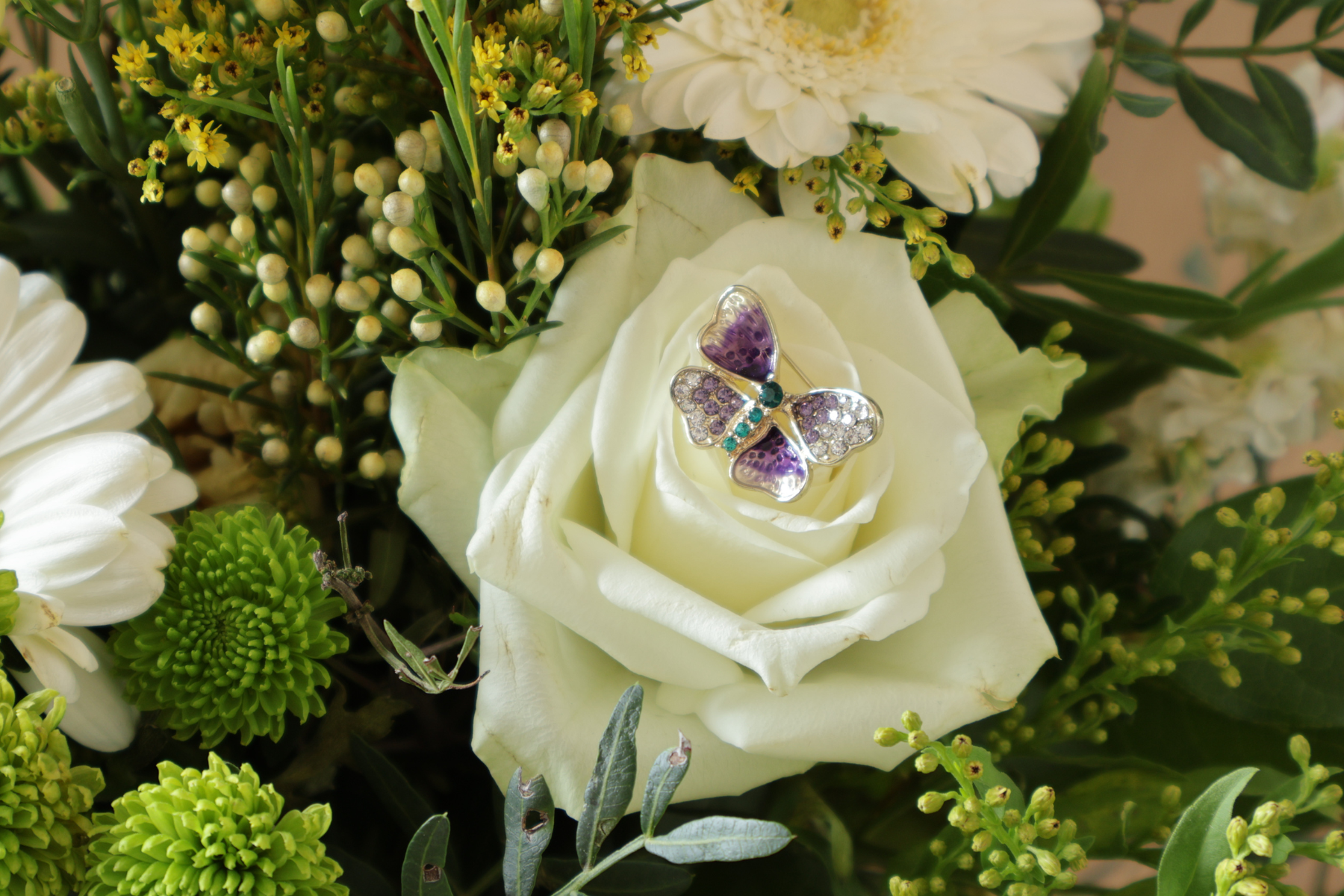 Everything you need to know about brooches and pins: from styling hacks to sustainable upcycling!