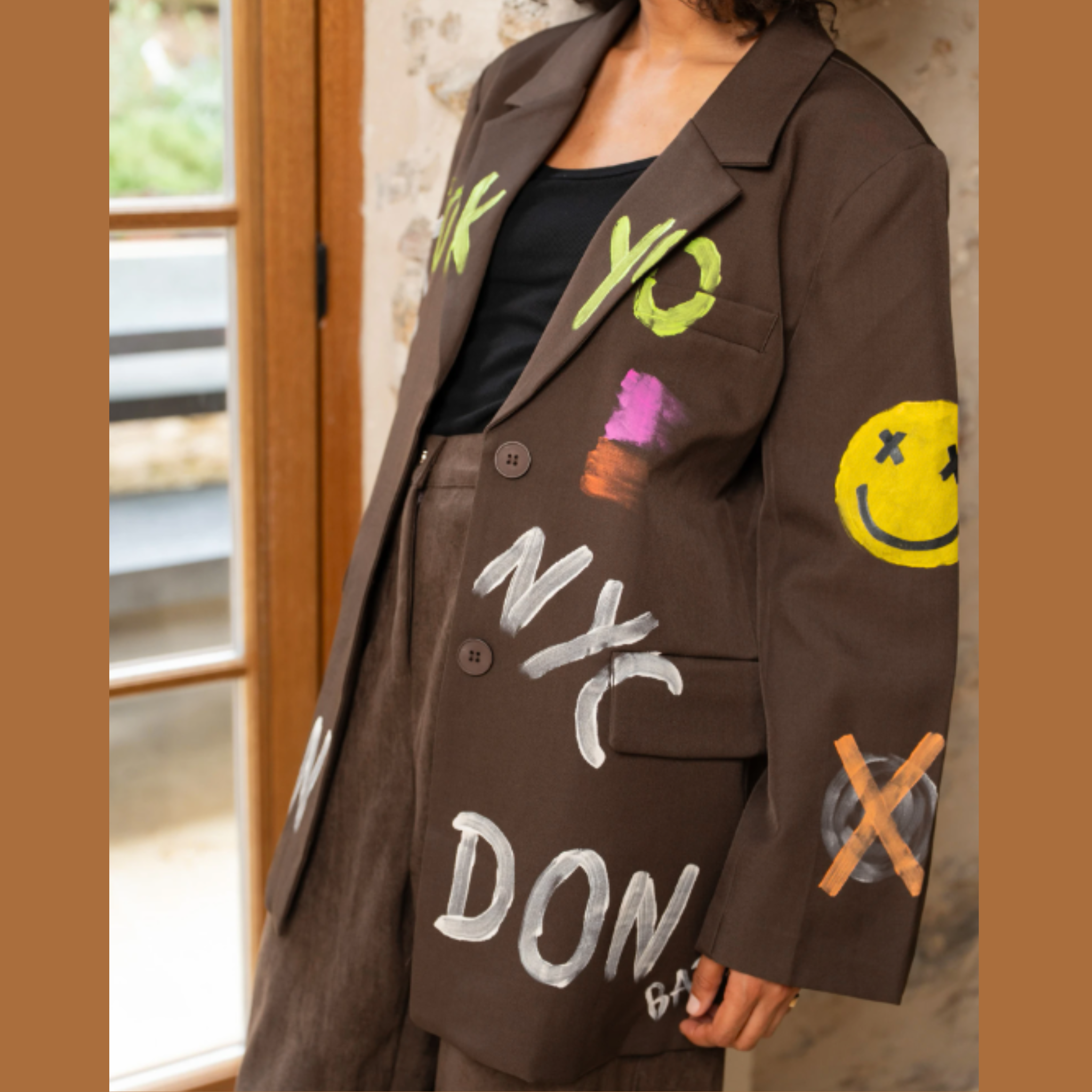 Bruine oversized blazer met graffiti opdruk