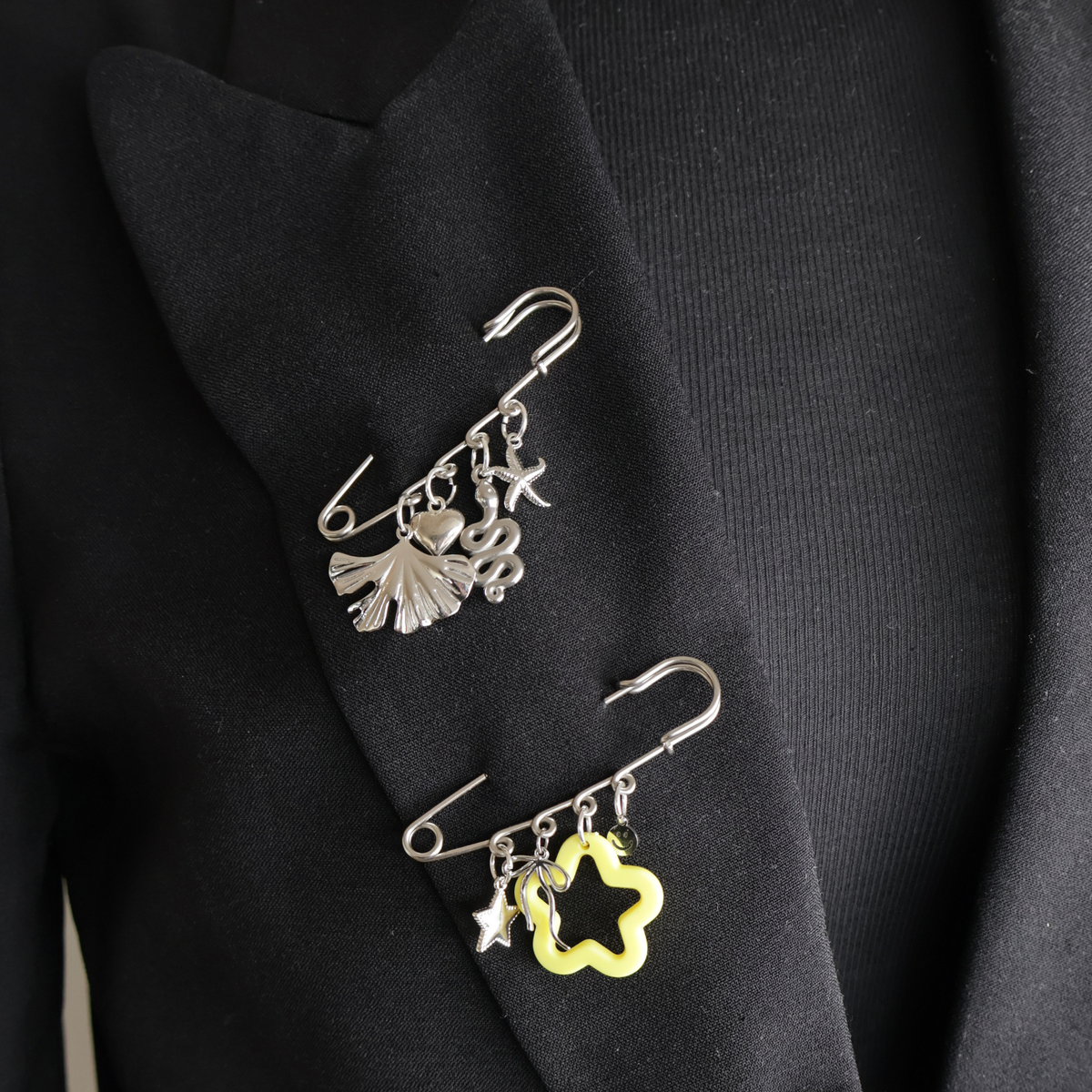 safety pins zilver op zwarte blazer