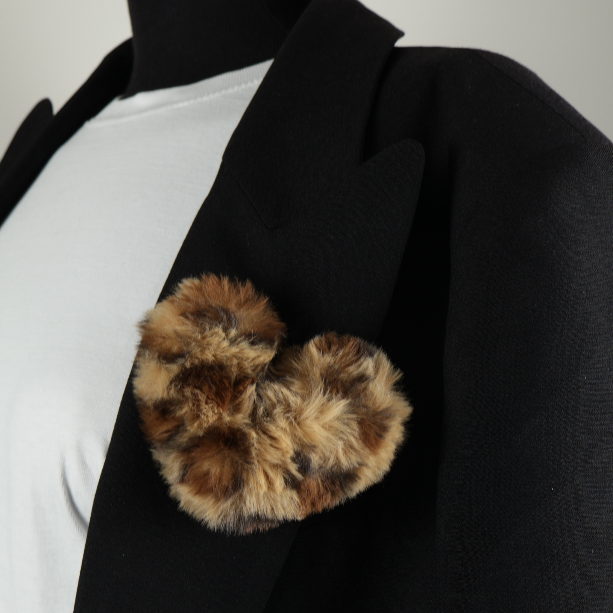 31008_pin_gold_with_leopard_pompom_on_blazer