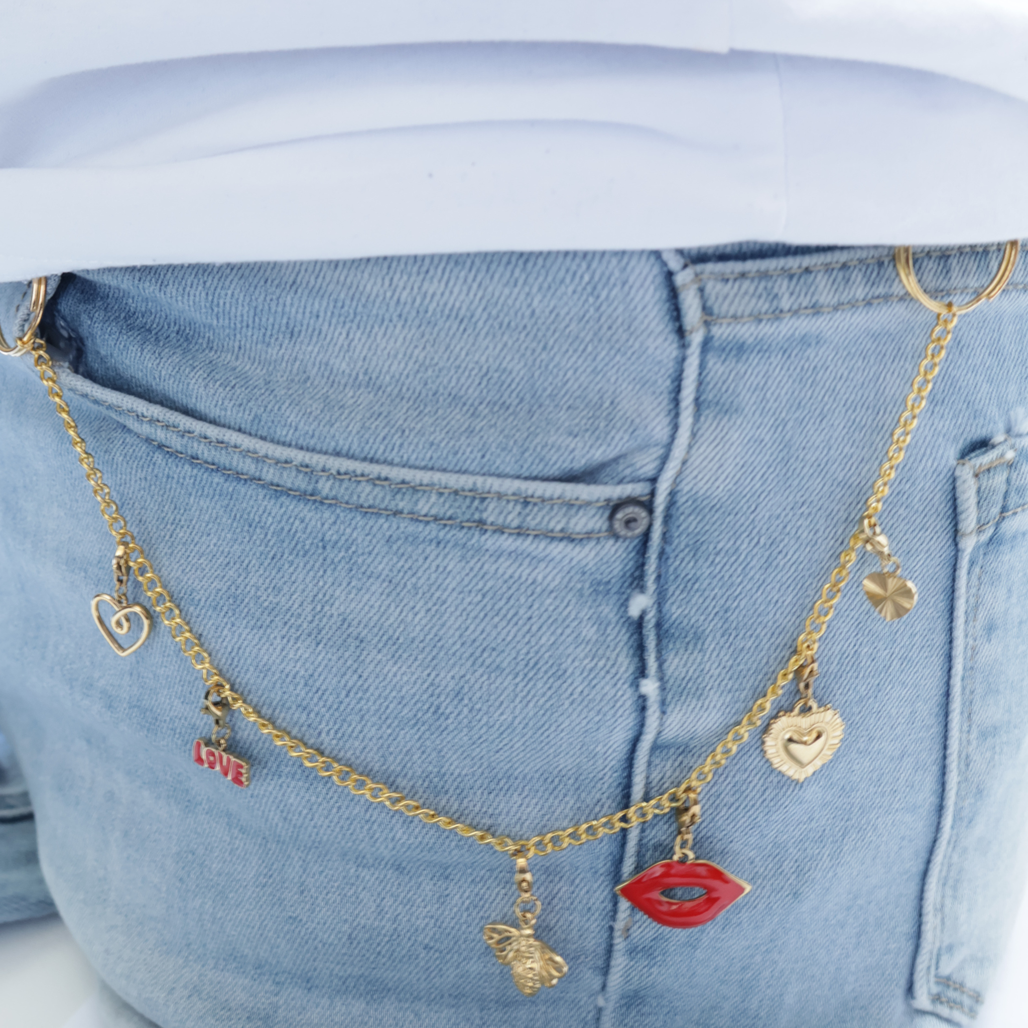 Gouden broekketting met gouden en rode bedeltjes