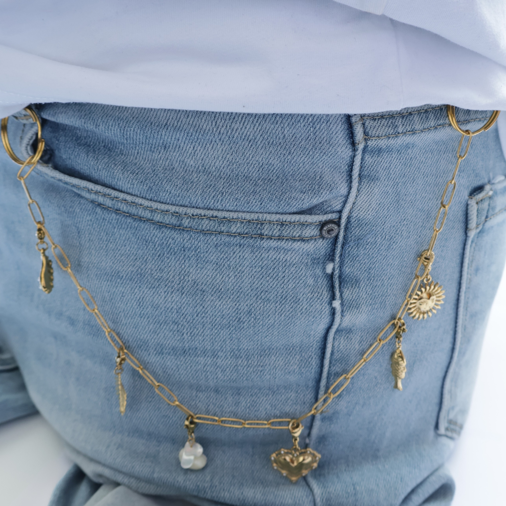 Gouden broekketting summer vibes met gouden en witte bedeltjes.