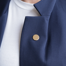 achterzijde broche magneet op blauwe blazer
