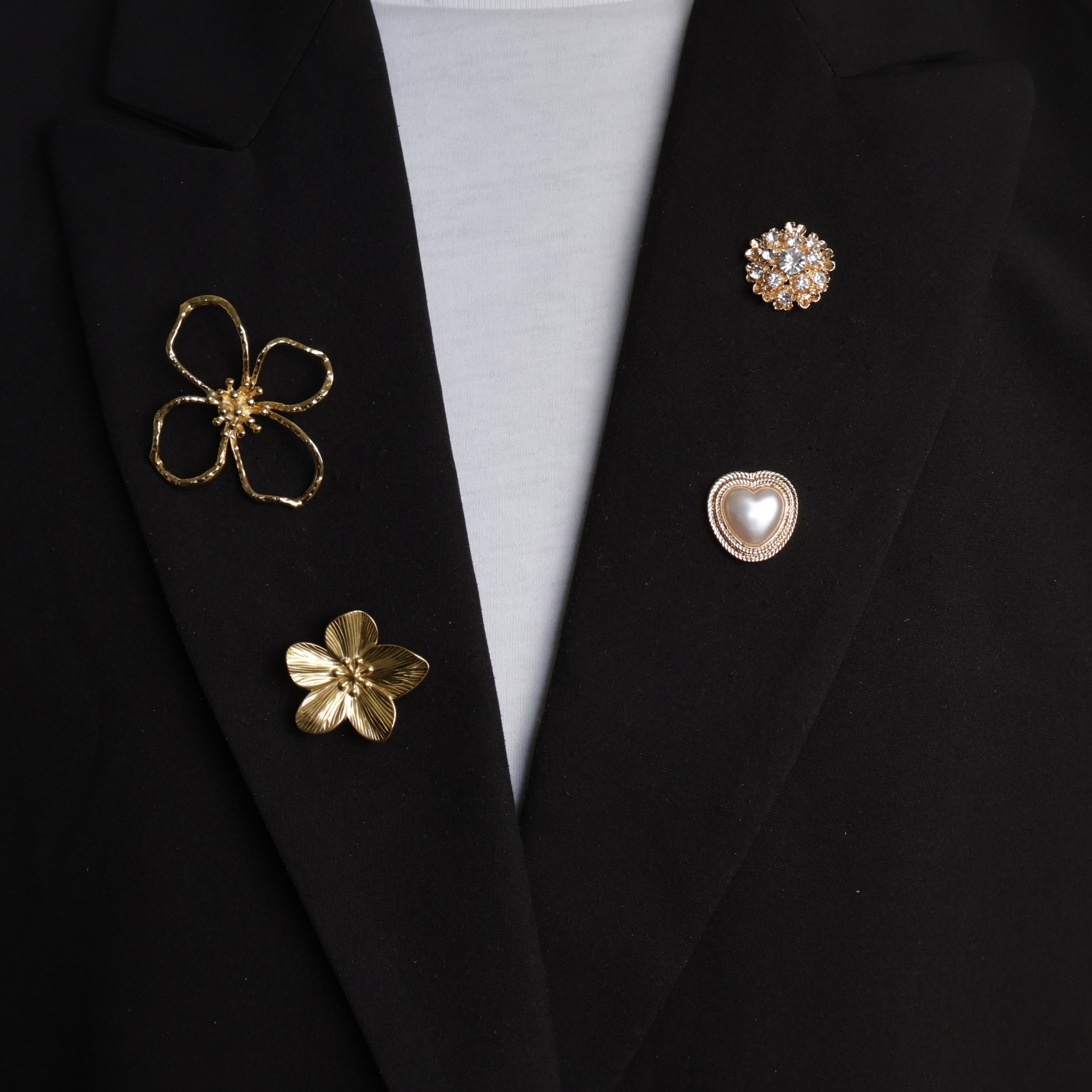 pins en broches op zwarte blazer