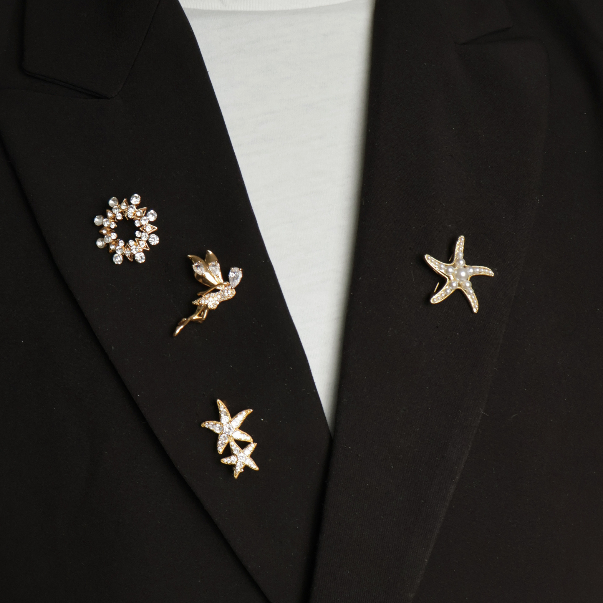 Brosche mit zwei Sternen, goldfarben mit silbernen Steinen