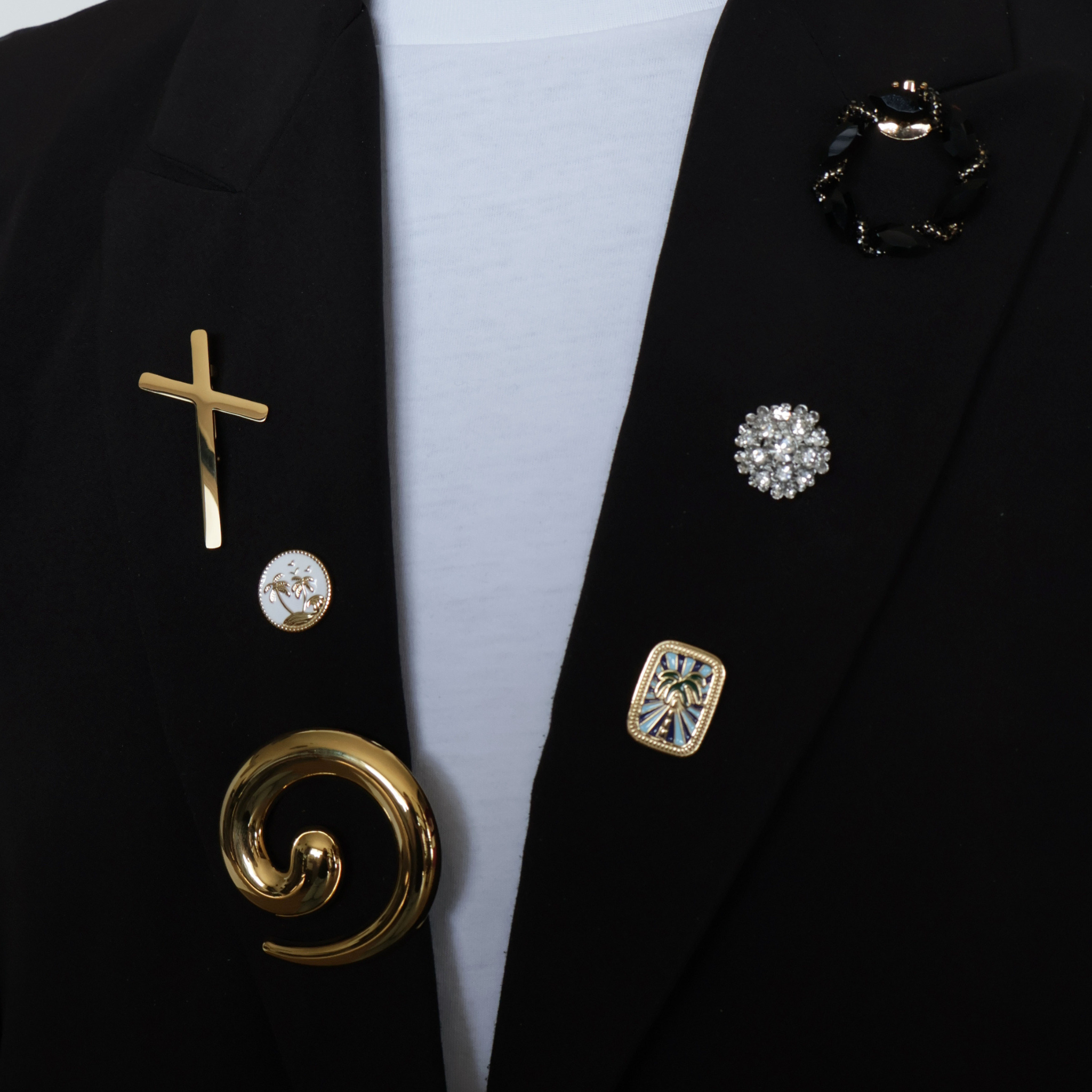Brooch black and gold clip