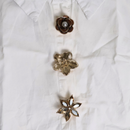 witte blouse met button covers bruine bloem met parel, gouden bloem en champagne kleur ster