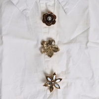 witte blouse met button covers bruine bloem met parel, gouden bloem en champagne kleur ster