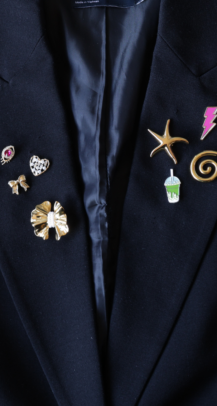 Header_home_brooches_and_pins_on_black_blazer_mobile