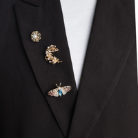 zwarte blazer met broches 