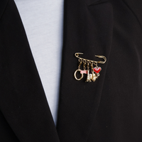 sierspeld paris vibes op zwarte blazer